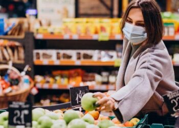 mulher compras supermercado