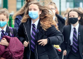 Reino Unido. Alunos de escolas secundárias deverão usar máscaras nas áreas comuns a partir de segunda-feira