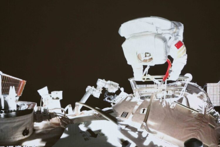 China: astronauta dá passo histórico em órbita