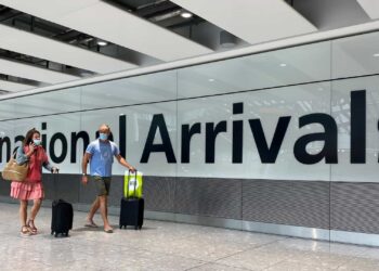 Reino Unido vai exigir teste PCR aos viajantes na chegada ao país