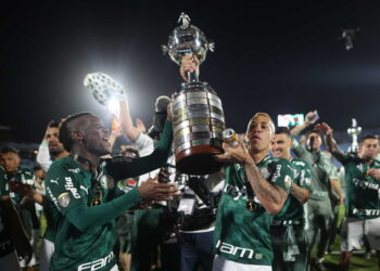 epa09608214 Palmeiras' players celebrate with the trophy after defeating Flamengo and winning the Copa Libertadores, at the Centenario Stadium in Montevideo, Uruguay, 27 November 2021.  EPA/Juan Ignacio Roncoroni