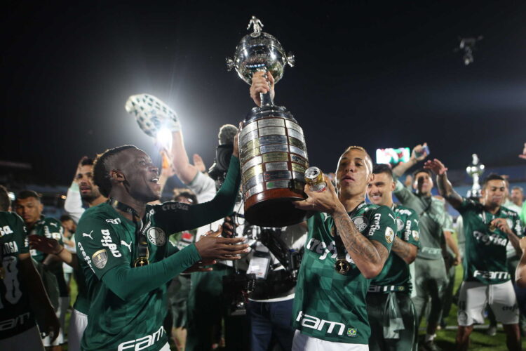 Taça Libertadores/Palmeiras em festa: Abel Ferreira volta a ser rei na América do Sul 11 epa09608214 Palmeiras' players celebrate with the trophy after defeating Flamengo and winning the Copa Libertadores, at the Centenario Stadium in Montevideo, Uruguay, 27 November 2021. EPA/Juan Ignacio Roncoroni