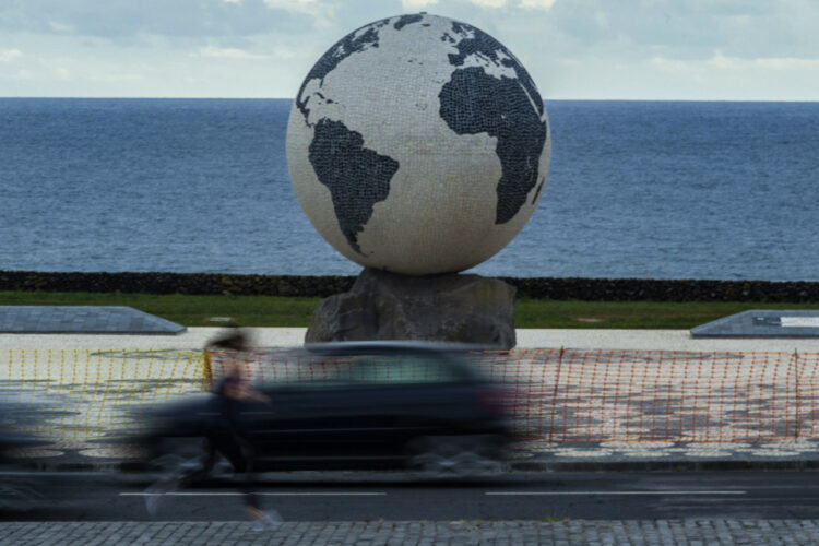 Açores. Governo atribui apoio financeiro de 66 mil euros a instituições da diáspora açoriana 11 Um globo com quatro metros de diâmetro revestido a pedra de calçada portuguesa constitui o elemento central da Praça do Emigrante, na Ribeira Grande, um novo espaço público que vai ser inaugurado no dia 26 de julho, Ribeira Grande, Ilha de São Miguel, 17 de julho de 2020. O globo Saudades é uma obra de Luís Silva, assente numa pedra de basalto negro que representa as ilhas. O desenho do piso da área envolvente tem 10 metros de diâmetro e é da autoria do artista Luke Marston, pertencente ao povo Salish, da ilha de Vancouver, no Canadá. (ACOMPANHA TEXTO DE 19/07/2020) EDUARDO COSTA/LUSA