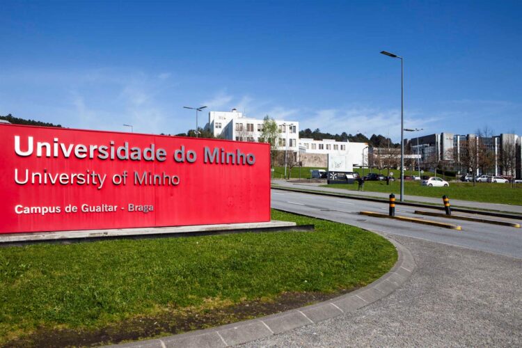 Alunos da Universidade do Minho já adaptaram mais de mil brinquedos para crianças com necessidades especiais 11 Alunos da Universidade do Minho já adaptaram mais de mil brinquedos para crianças com necessidades especiais