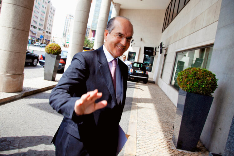 Audiência adiada. Defesa de Rendeiro pede libertação sob fiança e acusação opõe-se à libertação do ex-banqueiro 11 Audiência adiada. Defesa de Rendeiro pede libertação sob fiança e acusação opõe-se à libertação do ex-banqueiro