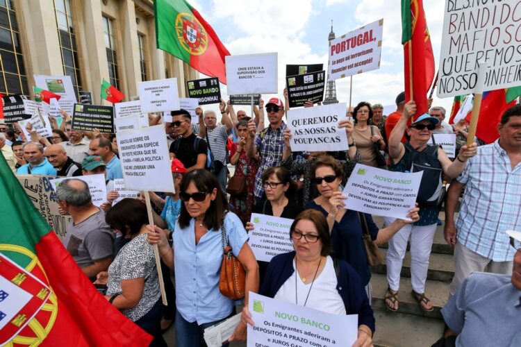 França. Lesados do BES enviam "mensagem" a futuro Governo 11 França. Lesados do BES enviam "mensagem" a futuro Governo