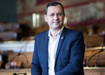 França. Vereador português de Paris demite-se devido a "conflito de interesses"