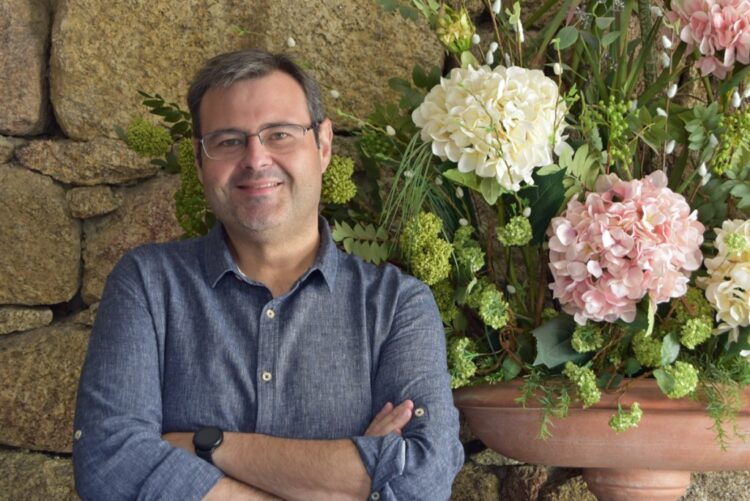 Jornalista e escritor luso-brasileiro apresenta livro “Açores em Cores” em Ponta Delgada 11 Jornalista e escritor luso-brasileiro apresenta livro “Açores em Cores” em Ponta Delgada