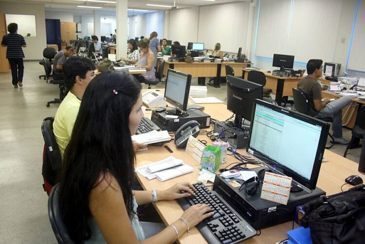 Mais de 100 mil trabalhadores da função pública com salário mínimo a partir de janeiro 11 Mais de 100 mil trabalhadores da função pública com salário mínimo a partir de janeiro
