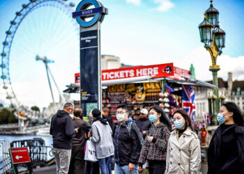 Pessoas usam máscaras de proteção em Londres
22/10/2020 REUTERS/Henry Nicholls