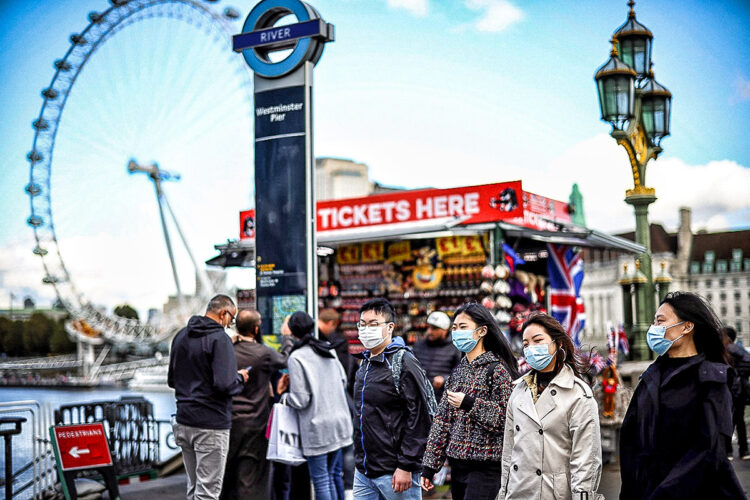 Ómicron. Reino Unido passa a exigir teste negativo a todos os que viajem para o território 11 Pessoas usam máscaras de proteção em Londres
22/10/2020 REUTERS/Henry Nicholls