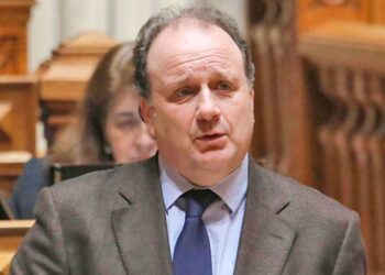 PSD de Paris queixa-se de ser ignorado e critica saída de Carlos Gonçalves das listas de deputados