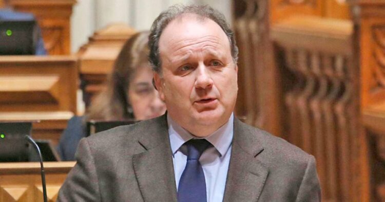 PSD de Paris queixa-se de ser ignorado e critica saída de Carlos Gonçalves das listas de deputados 11 PSD de Paris queixa-se de ser ignorado e critica saída de Carlos Gonçalves das listas de deputados