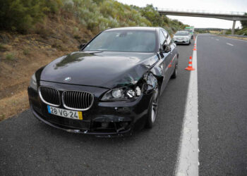 O carro onde seguia o ministro da Administração  Interna, Eduardo Cabrita, estacionado no A6 no seguimento de um acidente que envolveu uma vitima mortal por atropelamento, Évora, 18 de junho de 2021. PAULO CUNHA /LUSA