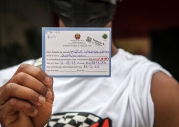 Presidente moçambicano admite travar acesso de não vacinados a locais públicos