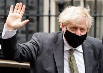 Reino Unido. Boris Johnson avança com plano “B” e mais restrições para limitar a propagação da Ómicron