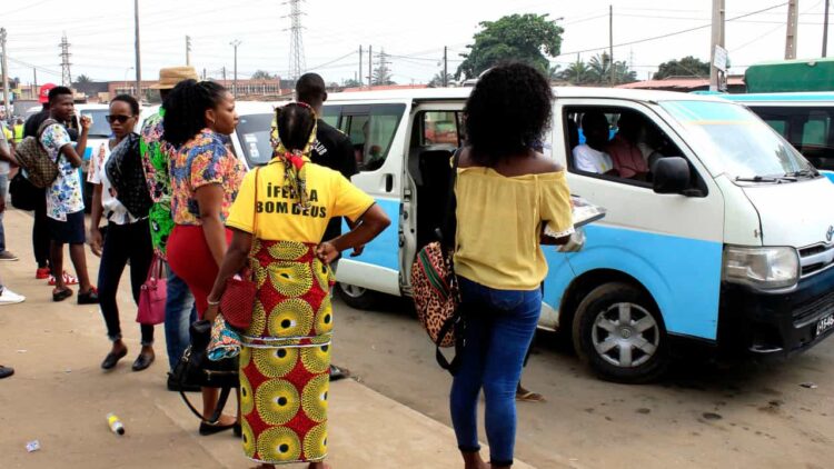 Correria, confusão e sacrifício, uma viagem nos táxis de Luanda 11 Correria, confusão e sacrifício, uma viagem nos táxis de Luanda