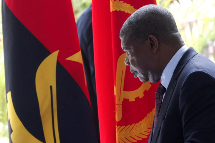 Angola. Governo aprova aumento do salário mínimo nacional em 50% 11 Angola. Governo aprova aumento do salário mínimo nacional em 50%