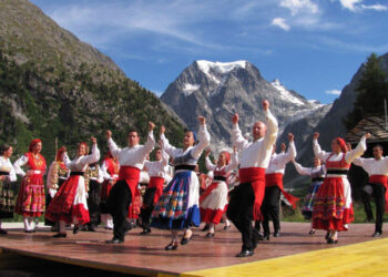 Associação portuguesa no Canadá quer bater recorde do Guinness a dançar vira minhoto