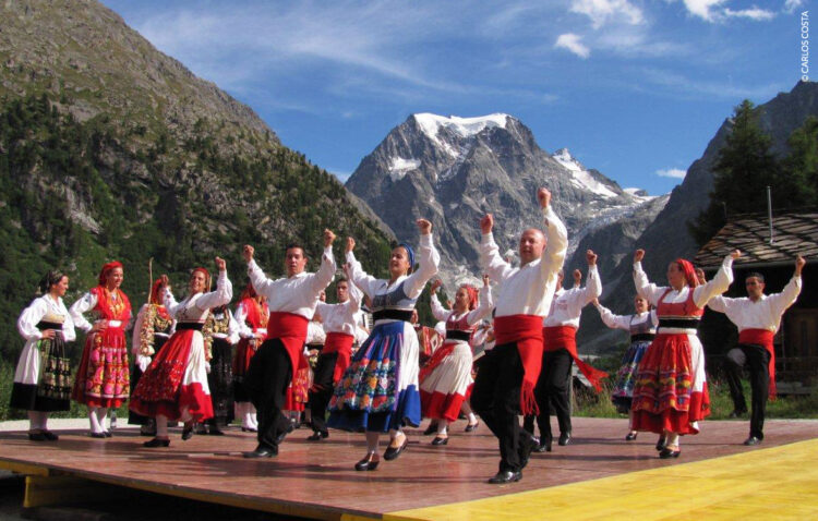 Associação portuguesa no Canadá quer bater recorde do Guinness a dançar vira minhoto