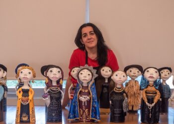 Bonecas de artista plástica de Viana do Castelo divulgam traje regional pelo mundo