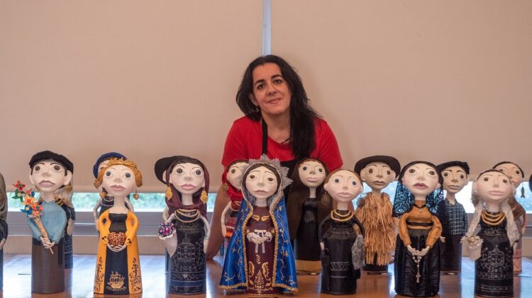 Bonecas de artista plástica de Viana do Castelo divulgam traje regional pelo mundo