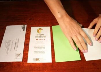 CNE. Portugueses no estrangeiro poderão votar por correspondência mesmo com cartão caducado