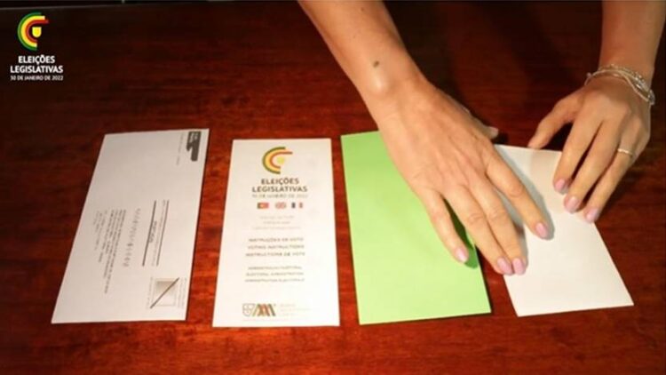 CNE. Portugueses no estrangeiro poderão votar por correspondência mesmo com cartão caducado