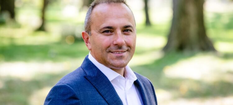 EUA. Português natural de Veiros na corrida a Câmara nova-iorquina 11 EUA. Português natural de Veiros na corrida a Câmara nova-iorquina