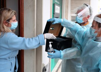 Eleições. Boletins de eleitores positivos à Covid-19 recolhidos porta a porta