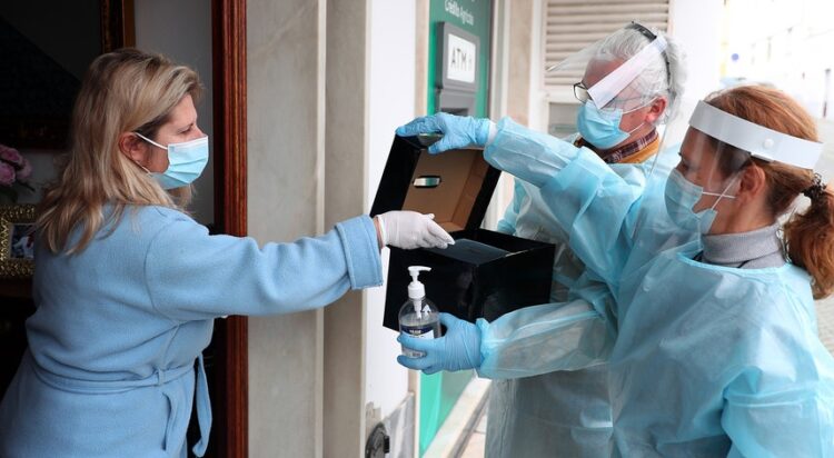 Eleições. Boletins de eleitores positivos à Covid-19 recolhidos porta a porta 11 Eleições. Boletins de eleitores positivos à Covid-19 recolhidos porta a porta