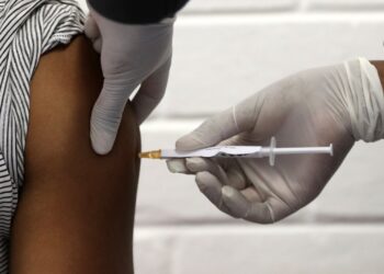 Macau aperta restrições à passagem fronteiriça de não vacinados contra a Covid-19