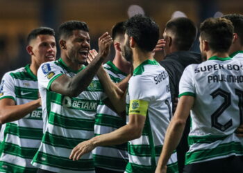 epa09717093 Sporting players celebrate after scoring the 1-1 equalizer during the Portuguese League Cup final soccer match Benfica vs Sporting held at Magalhaes Pessoa stadium in Leiria, Portugal, 29 January 2022.  EPA/PAULO NOVAIS