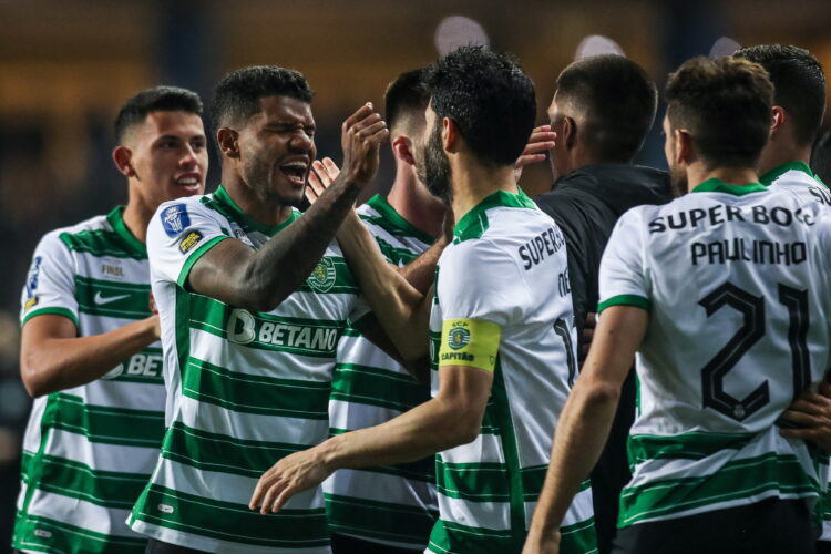 Futebol. Sporting domina Benfica e conquista quarta Taça da Liga 11 epa09717093 Sporting players celebrate after scoring the 1-1 equalizer during the Portuguese League Cup final soccer match Benfica vs Sporting held at Magalhaes Pessoa stadium in Leiria, Portugal, 29 January 2022. EPA/PAULO NOVAIS
