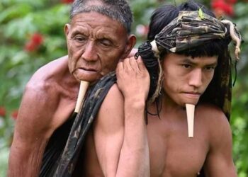 Índio carregou o pai às costas para que pudesse ser vacinado