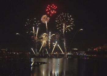 Milhares assistiram ao espetáculo de fogo de artifício numa noite amena na Madeira