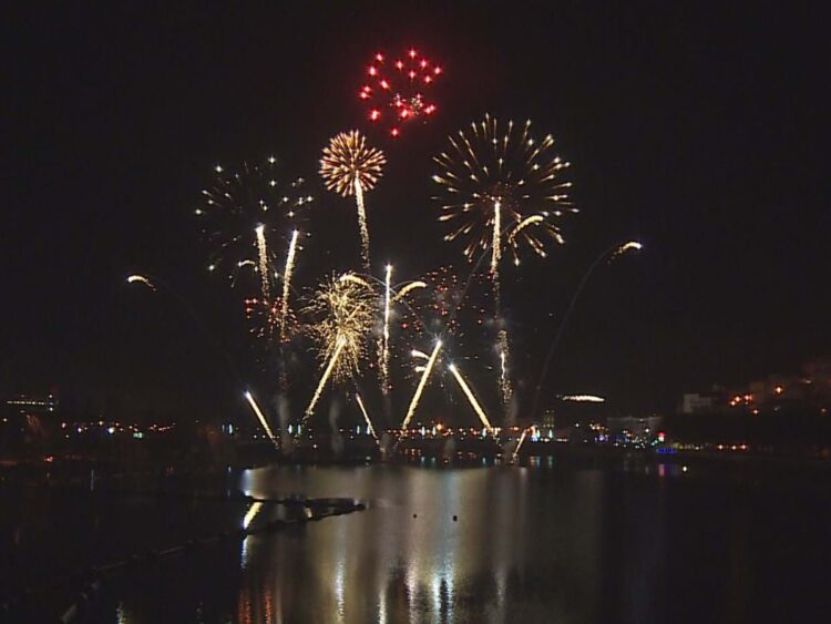 Milhares assistiram ao espetáculo de fogo de artifício numa noite amena na Madeira 11 Milhares assistiram ao espetáculo de fogo de artifício numa noite amena na Madeira