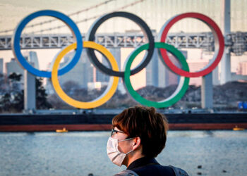 Homem com máscara de proteção em frente aos anéis olímpicos em Tóquio
13/01/2021 REUTERS/Kim Kyung-Hoon