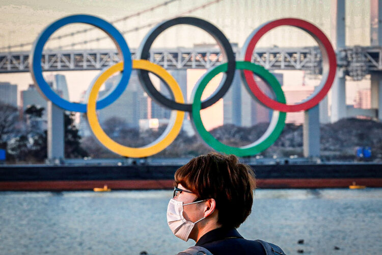 Pequim descarta confinamento durante Jogos Olímpicos de Inverno 11 Homem com máscara de proteção em frente aos anéis olímpicos em Tóquio
13/01/2021 REUTERS/Kim Kyung-Hoon