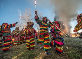 Entrudo Chocalheiro volta a sair à rua em Trás-os-Montes