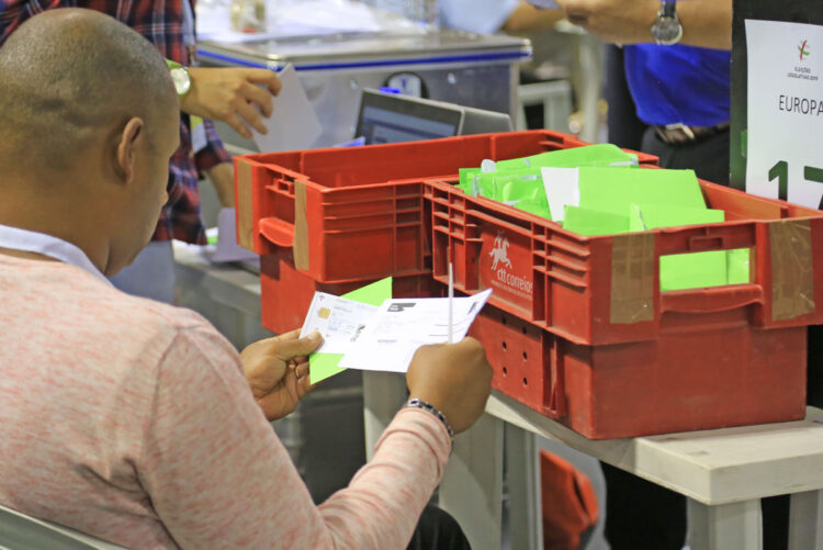 Legislativas. “Não há método perfeito para contar votos dos emigrantes”, defende investigador