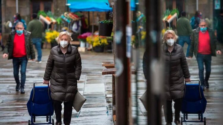 Máscaras deixam de ser obrigatórias no exterior em Espanha a partir de quinta-feira 11 Máscaras deixam de ser obrigatórias no exterior em Espanha a partir de quinta-feira
