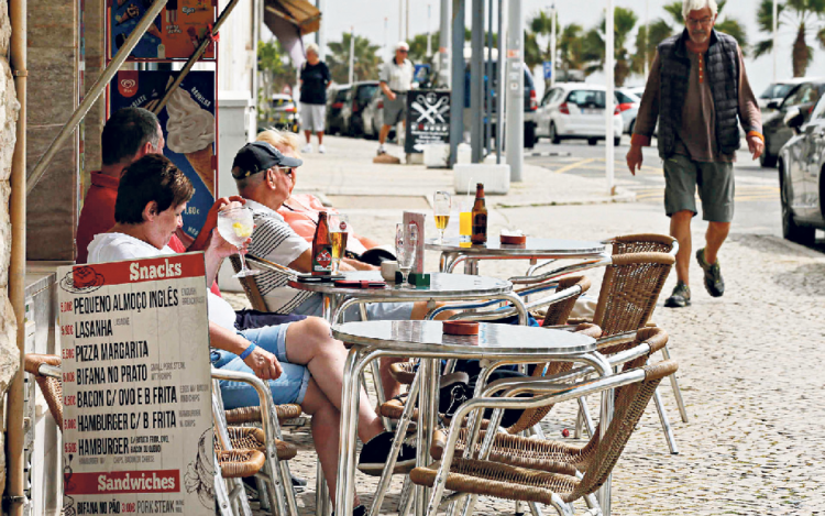 Portugal fechou 2021 com 14,5 milhões de turistas, metade dos que obteve em 2019 11 Portugal fechou 2021 com 14,5 milhões de turistas, metade dos que obteve em 2019
