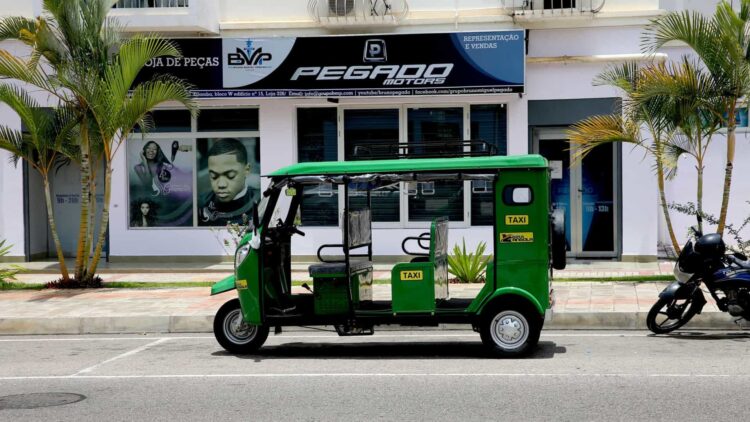 “Tuk-tuk” angolanos Baza Baza aceleram a caminho de Portugal 11 “Tuk-tuk” angolanos Baza Baza aceleram a caminho de Portugal