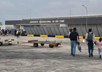 São Tomé e Príncipe. Companhia aérea Asky Airlines com três voos semanais