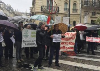 Emigrantes lesados do BES voltam aos protestos em Paris