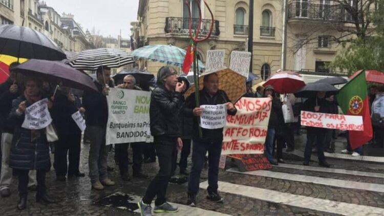 Emigrantes lesados do BES voltam aos protestos em Paris