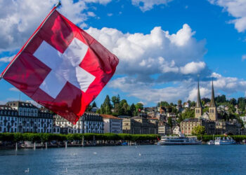 Emigrantes portugueses surpreendidos com dinheiro “perdido” em contas na Suíça