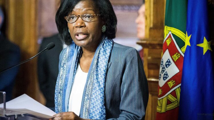 Ministra diz que entre 72 e 99% dos emigrantes na Europa receberam boletins de voto