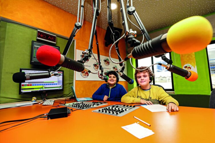 Governo estabelece protocolo de cooperação com Rádio Miúdos para promoção da língua e cultura portuguesas na diáspora